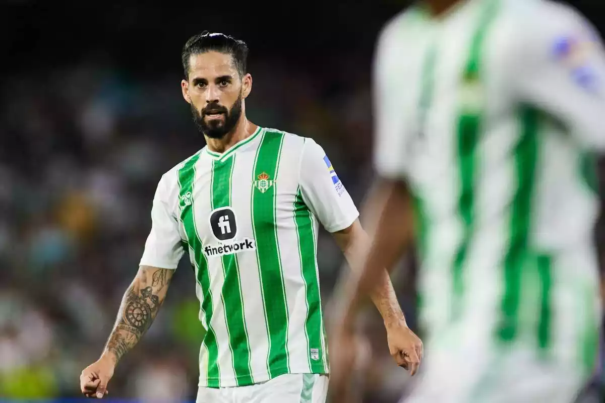 Isco mirando atentamente una de las jugadas durante un partido