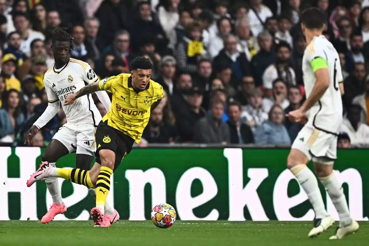 Jadon Sancho conduciendo el balón entre los jugadores del Real Madrid Jadon Sancho conduciendo el balón entre los jugadores del Real Madrid
