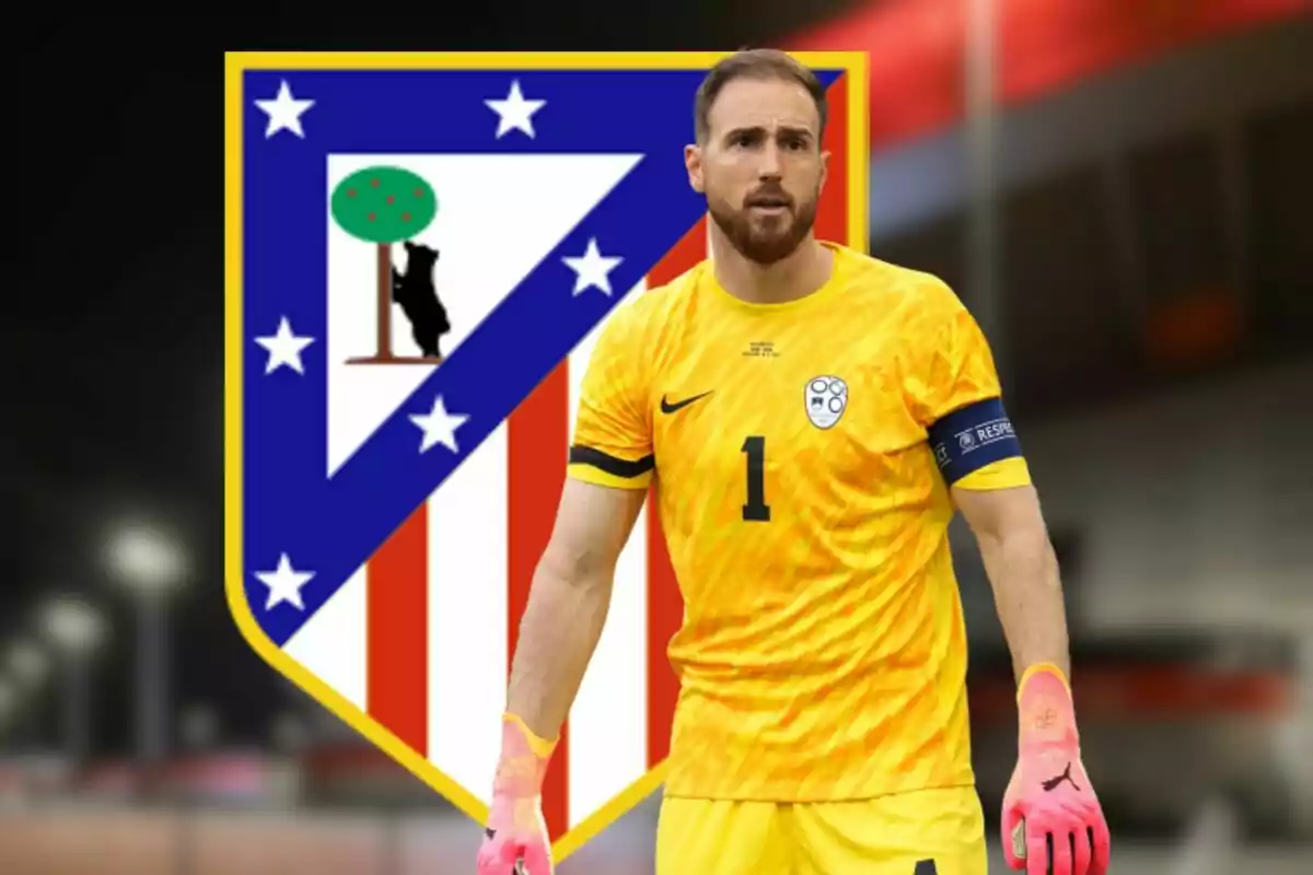 Goalkeeper in a yellow uniform in front of the Atlético de Madrid shield.