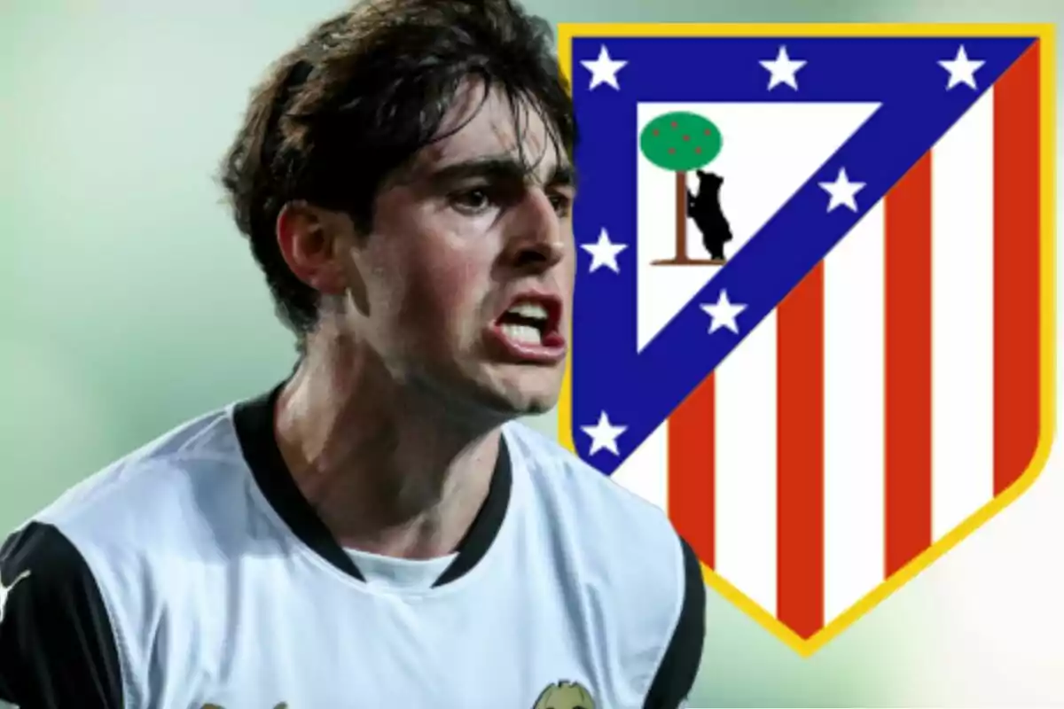 Futbolista celebrando con el escudo del Atlético de Madrid al fondo