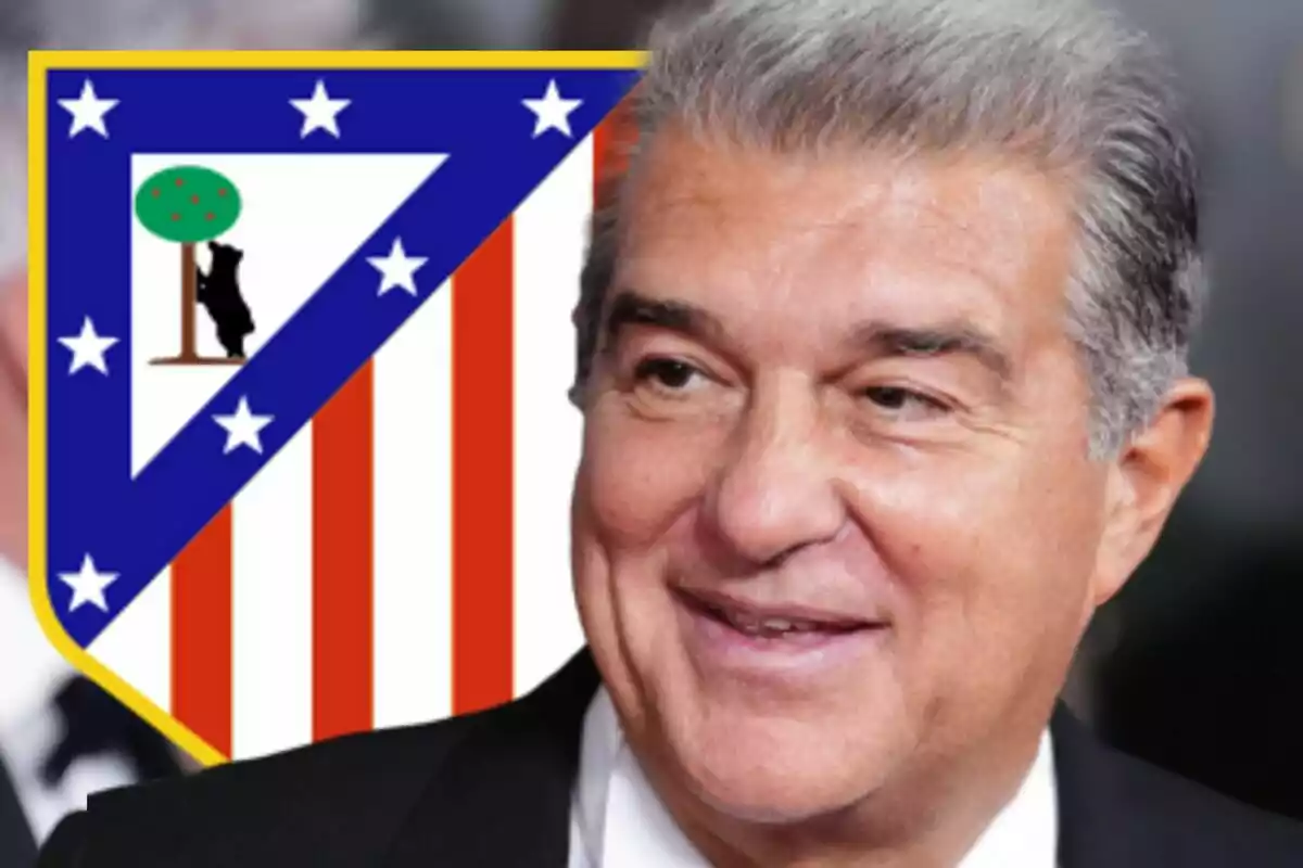 Un hombre sonriente con el escudo del Atlético de Madrid al fondo.