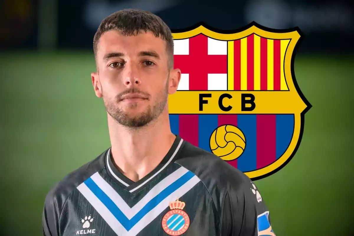 Un jugador de fútbol con uniforme del RCD Espanyol posando frente al escudo del FC Barcelona. Un jugador de fútbol con uniforme del RCD Espanyol posando frente al escudo del FC Barcelona.
