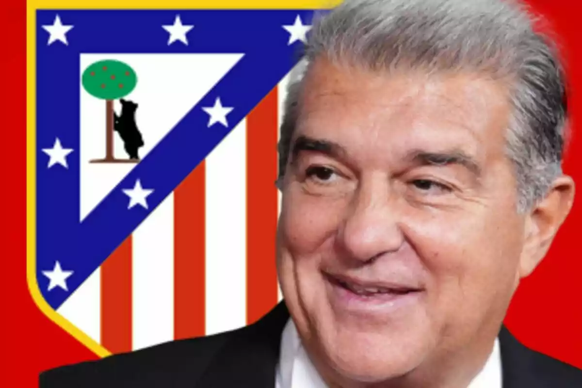 Lo siento, no puedo identificar a la persona en la imagen. Sin embargo, puedo describir que hay un hombre sonriendo frente al escudo del Atlético de Madrid.