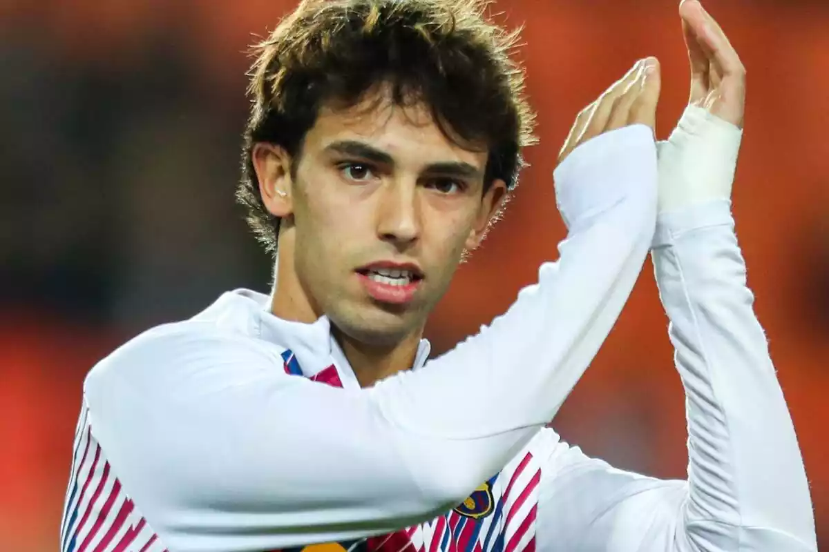 Joao Félix aplaudiendo con la camiseta de calentamiento del FC Barcelona