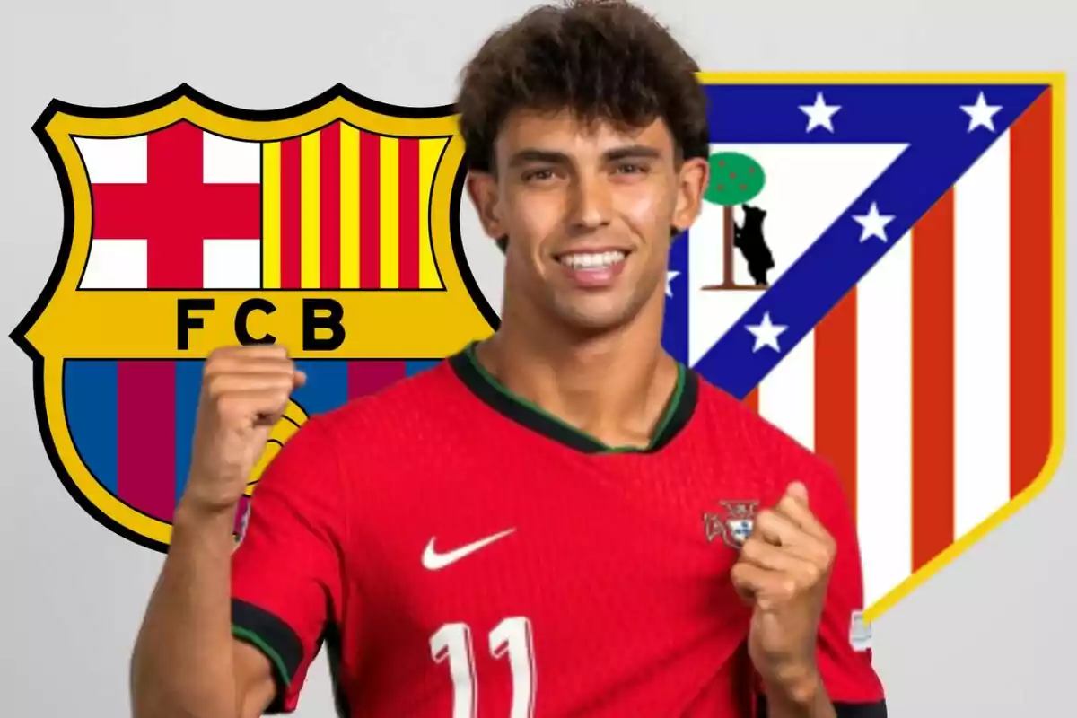 Un jugador de fútbol con la camiseta de la selección de Portugal celebra con los puños levantados, detrás de él están los escudos del FC Barcelona y del Atlético de Madrid.