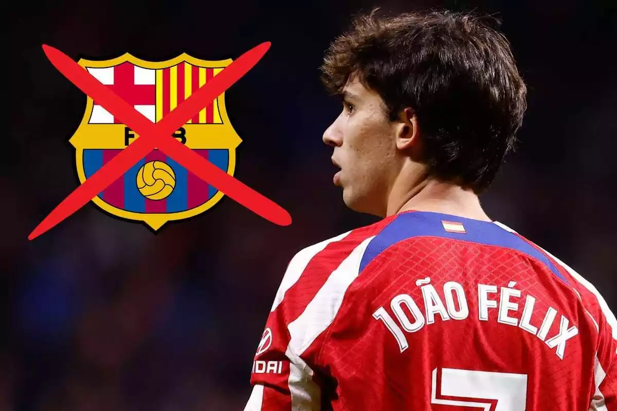 Joao Félix, de espaldas, mirando a un escudo del FC Barcelona con una cruz roja