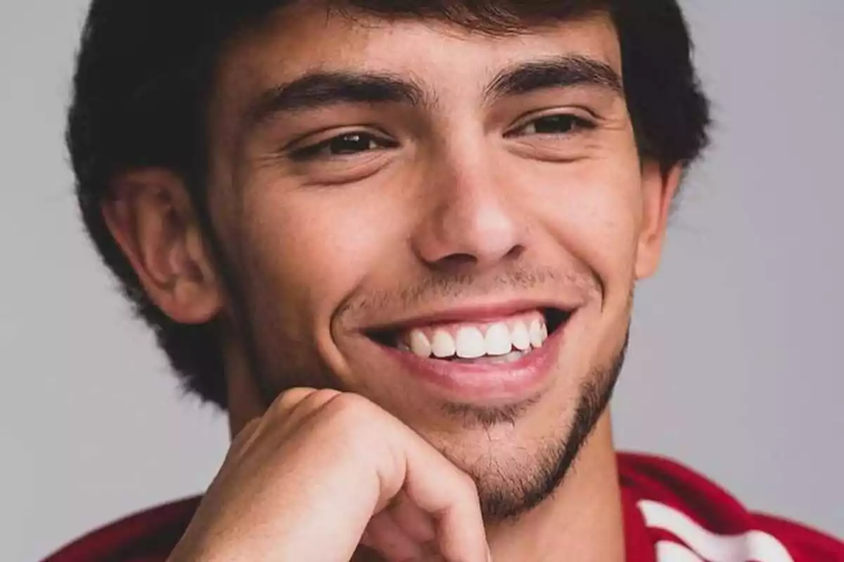 Joao Félix en primer plano con la mano en la barbilla