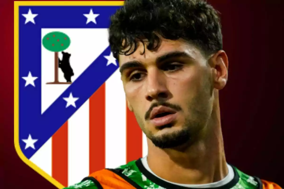 Un jugador de fútbol con una camiseta verde y naranja aparece frente al escudo del Atlético de Madrid.