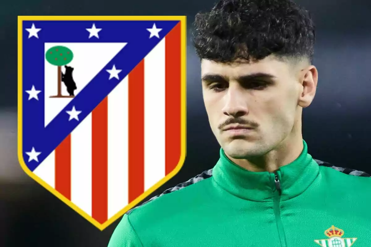 Jugador con chaqueta verde del Betis junto al escudo del Atlético de Madrid