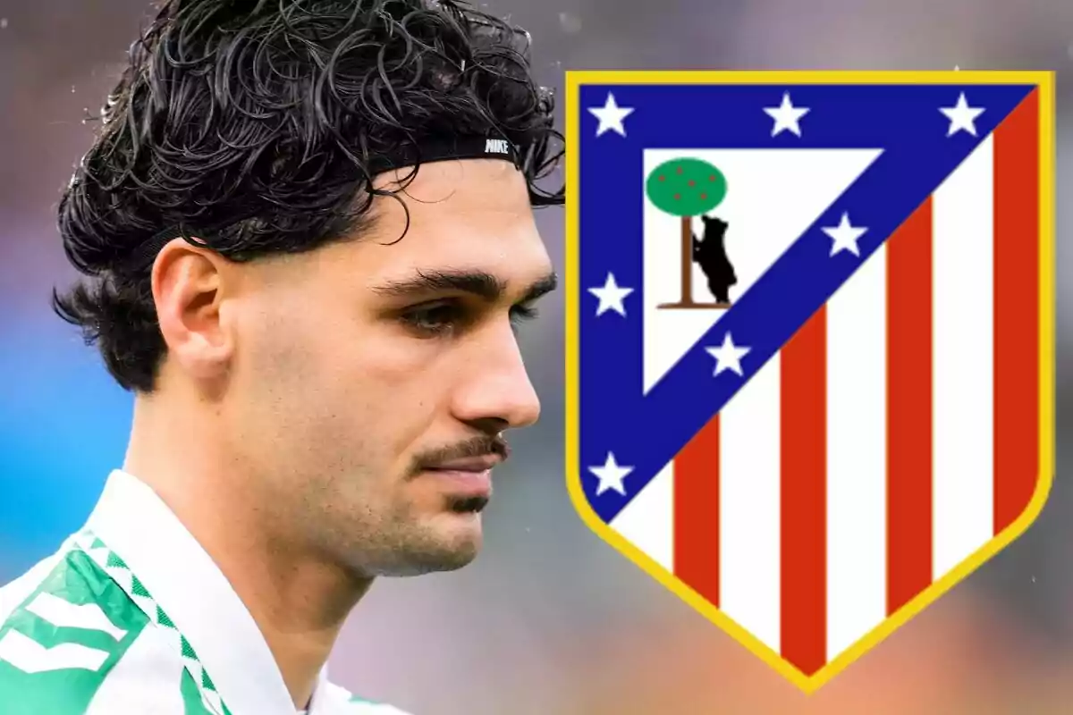 Jugador de fútbol con uniforme verde y blanco junto al escudo del Atlético de Madrid