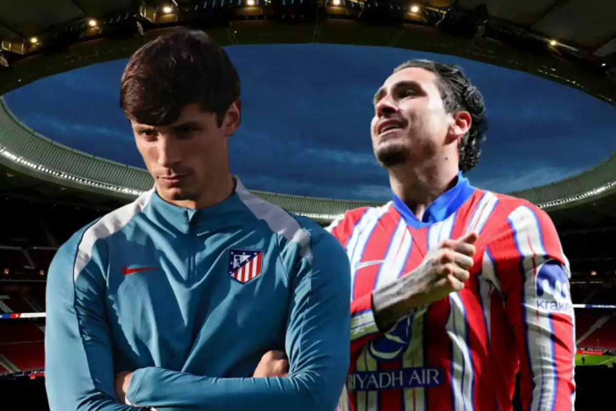 Dos jugadores de fútbol con uniformes del Atlético de Madrid en un estadio iluminado.