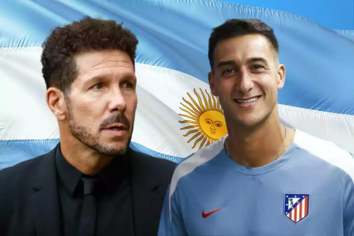 Dos hombres posan frente a una bandera de Argentina, uno de ellos lleva un traje negro y el otro una camiseta deportiva del Atlético de Madrid.