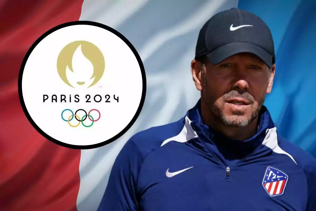 Un hombre con gorra y chaqueta deportiva junto al logo de los Juegos Olímpicos de París 2024 sobre un fondo con los colores de la bandera de Francia.