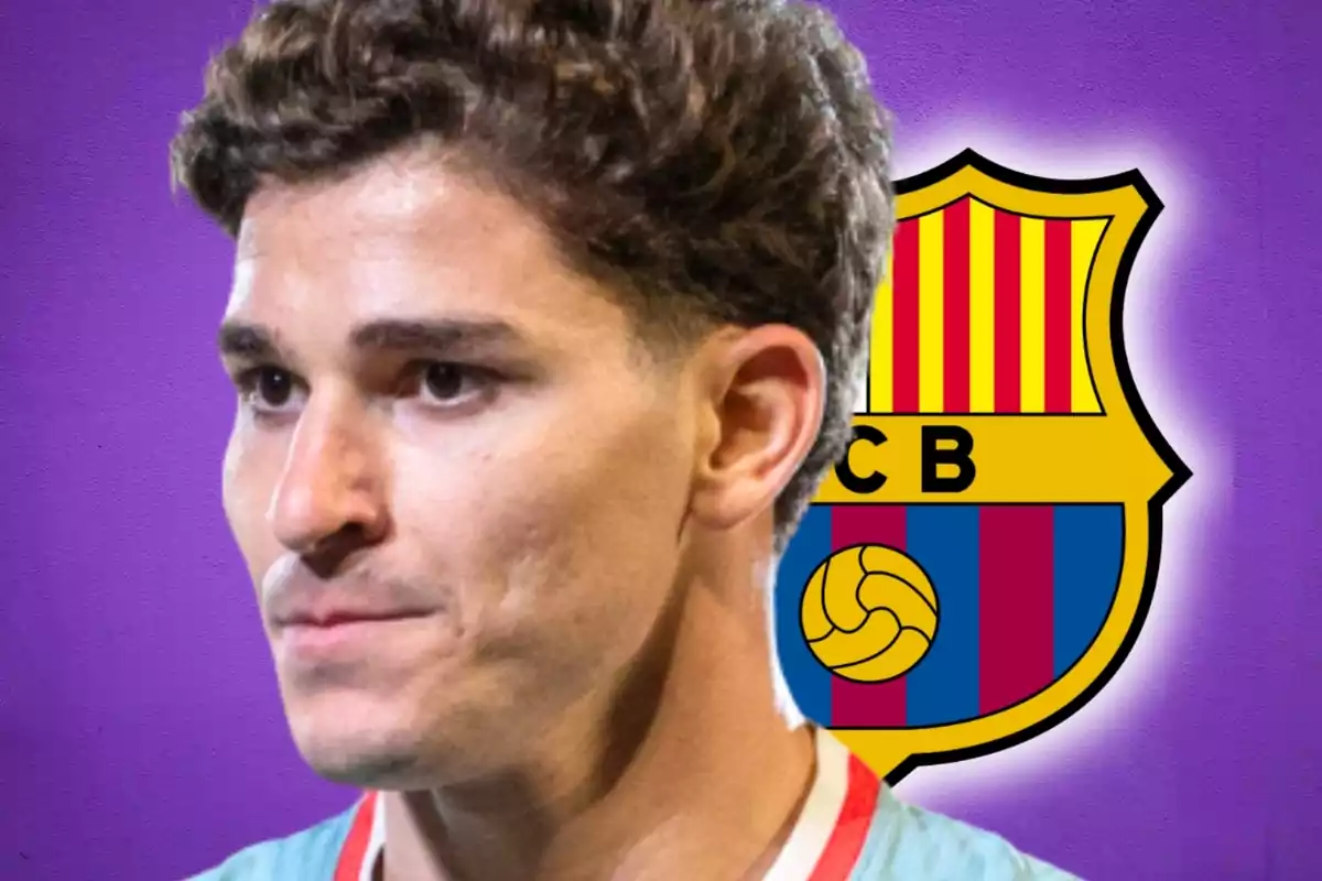 Un hombre con cabello rizado frente a un escudo de fútbol sobre un fondo morado.
