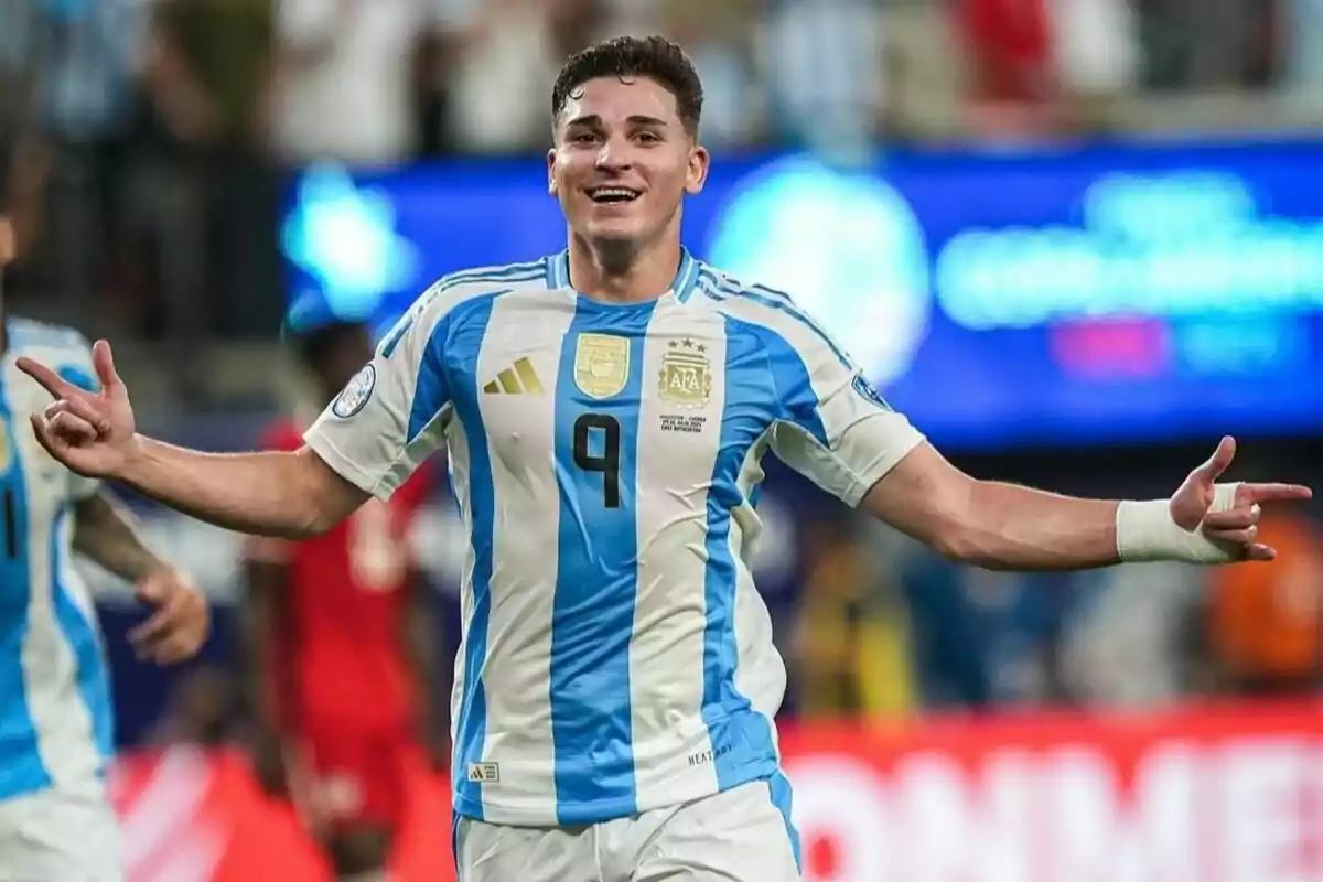 Jugador de fútbol con la camiseta de la selección argentina celebrando en el campo.