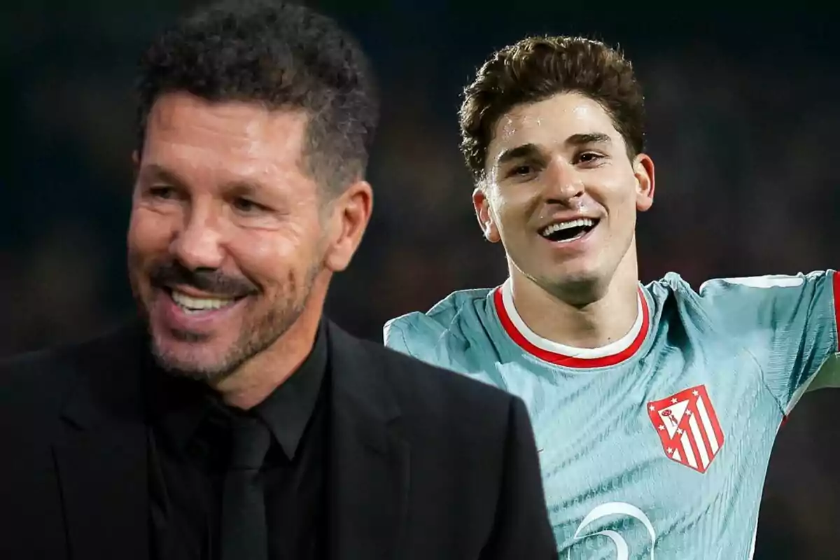 Dos hombres sonrientes, uno con traje negro y otro con camiseta de fútbol del Atlético de Madrid.