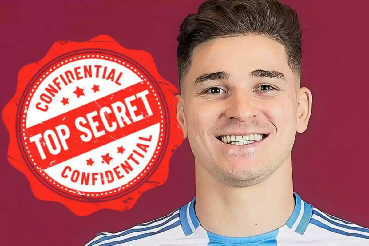 Un hombre sonriente con una camiseta deportiva blanca y azul, con un sello rojo que dice "TOP SECRET CONFIDENTIAL" en el fondo.