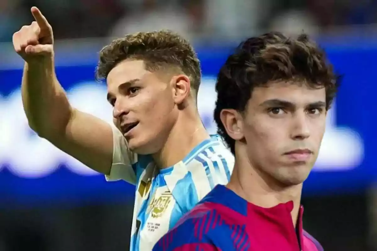 Dos jugadores de fútbol, uno con la camiseta de Argentina señalando hacia adelante y otro con una camiseta de entrenamiento roja y azul mirando hacia el frente.