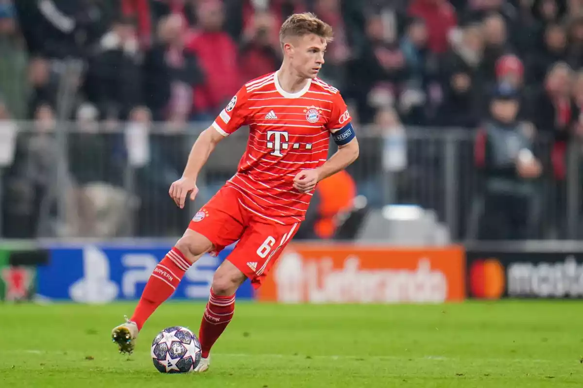 Joshua Kimmich controlling the ball while looking to the side in a Champions League match