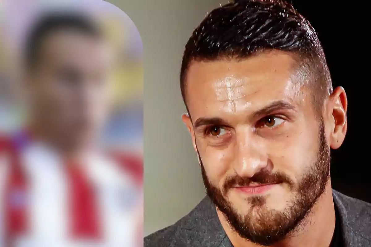 Un hombre con barba y cabello corto sonríe mientras mira hacia un lado, con una imagen borrosa de un jugador de fútbol en el fondo.