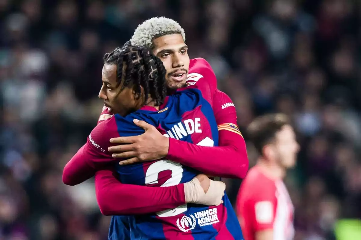 Jules Koundé abrazando a Ronald Araújo durante un partido del FC Barcelona Jules Koundé abrazando a Ronald Araújo durante un partido del FC Barcelona