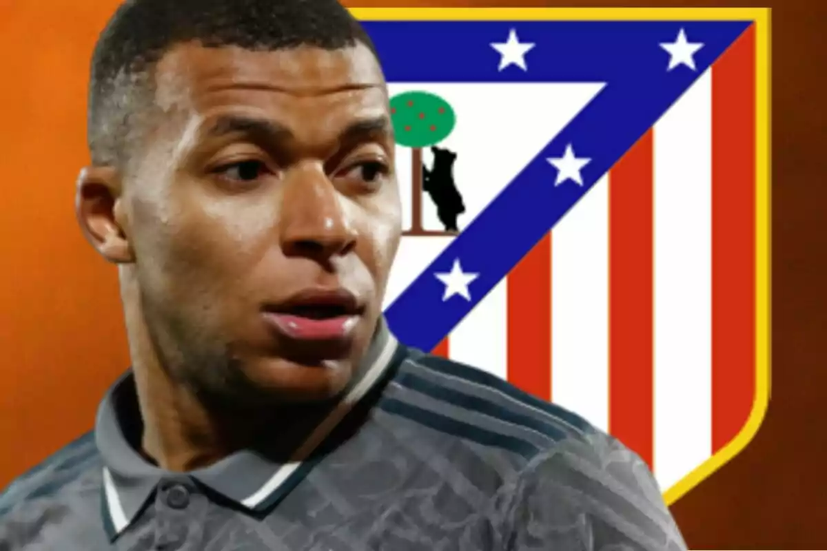 Un jugador de fútbol con una camiseta oscura aparece frente al escudo del Atlético de Madrid sobre un fondo naranja.
