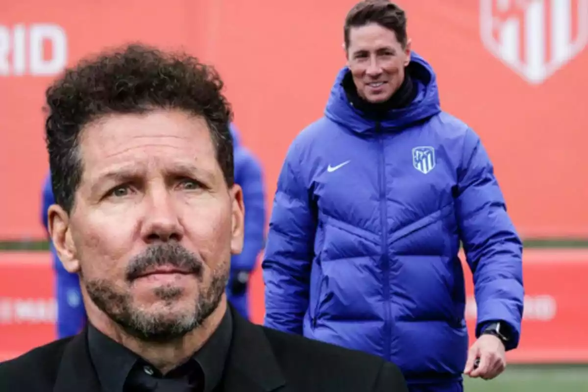 Dos hombres con chaquetas del Atlético de Madrid, uno en primer plano y otro en el fondo.