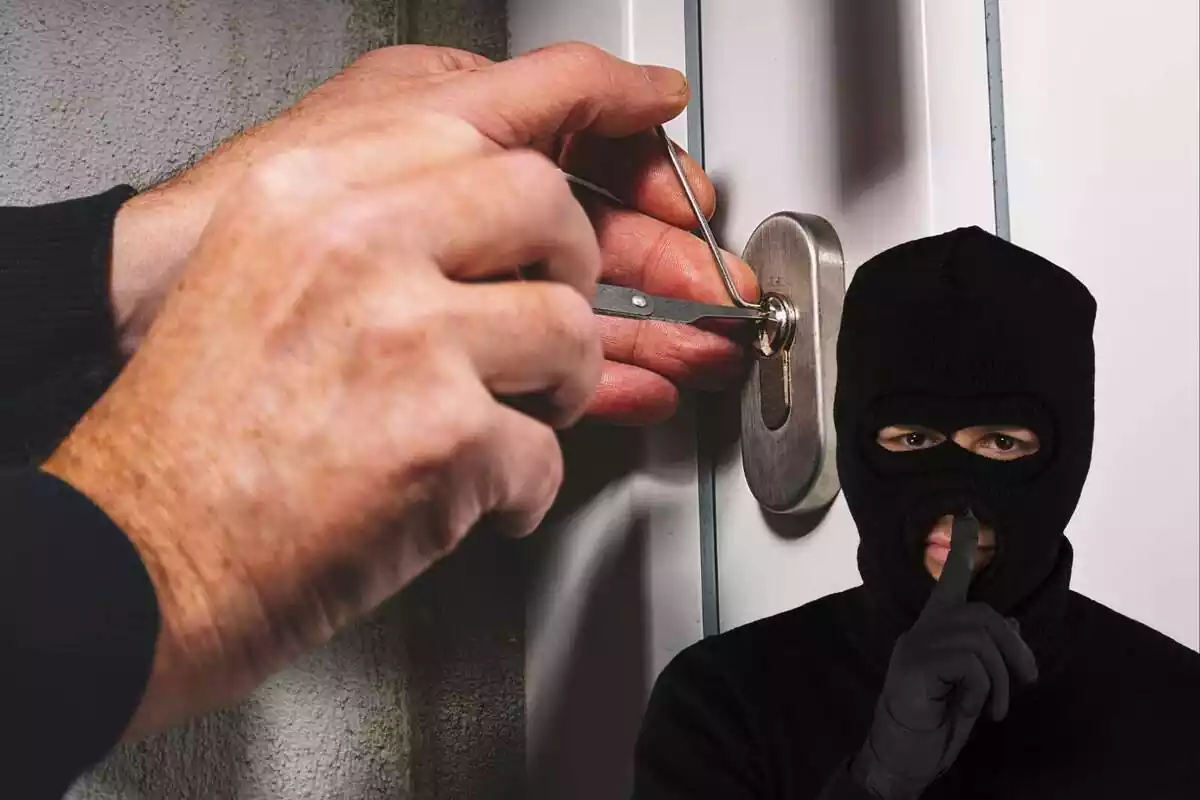 Ladrón intentando abrir la puerta Ladrón intentando abrir la puerta