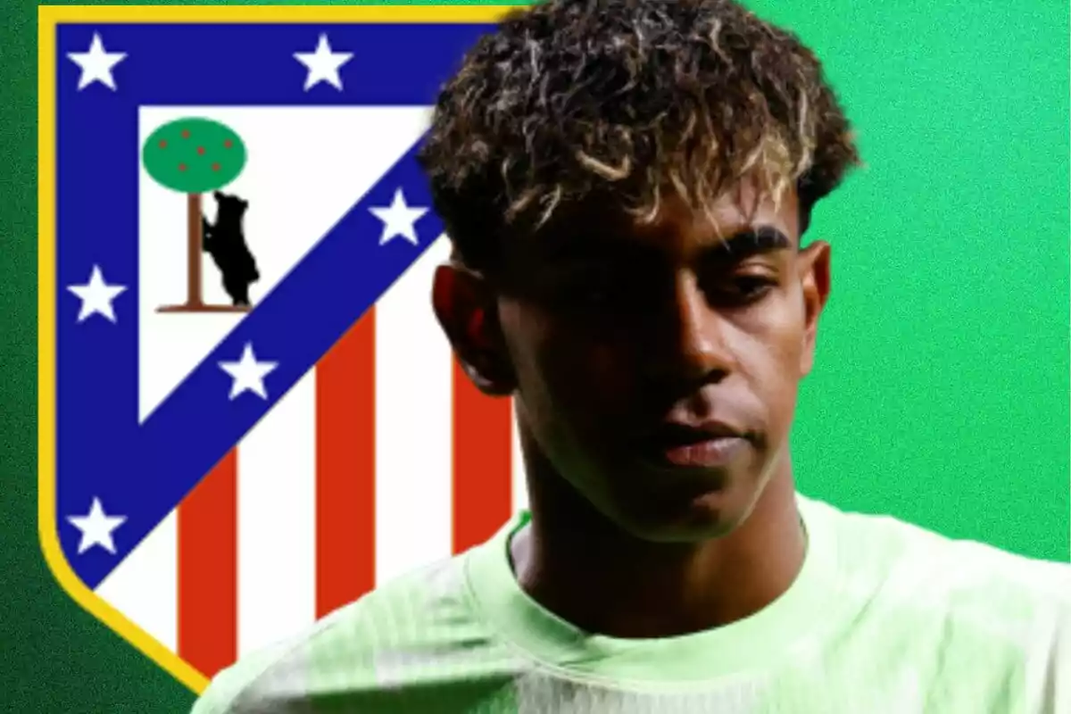 Joven con camiseta clara frente al escudo del Atlético de Madrid sobre fondo verde