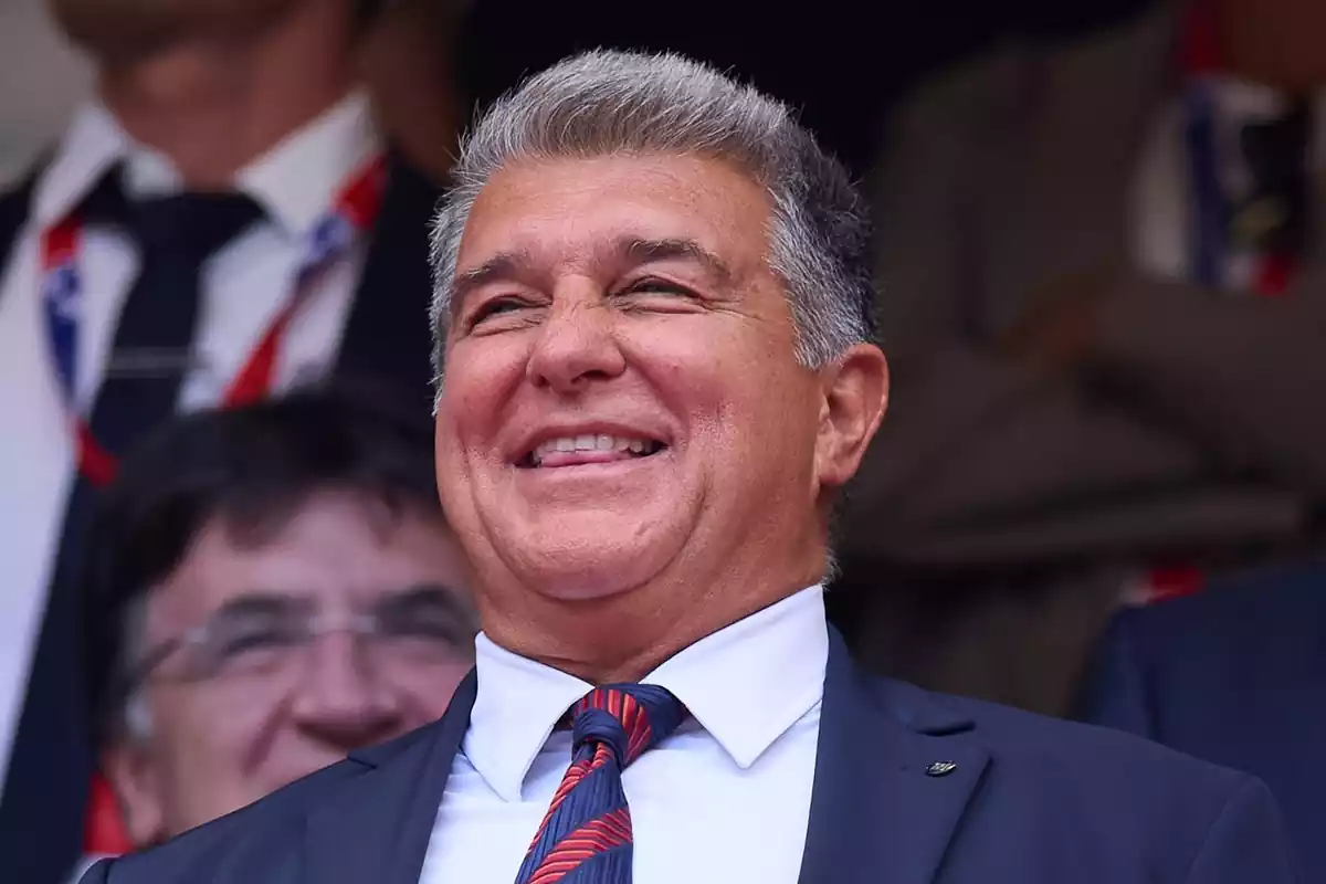 Joan Laporta sacando la lengua y una gran sonrisa