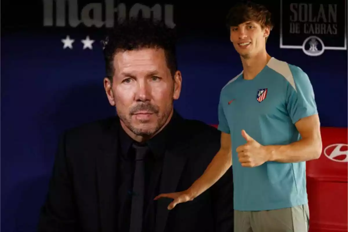 Dos hombres posando, uno con traje negro y otro con camiseta deportiva del Atlético de Madrid.