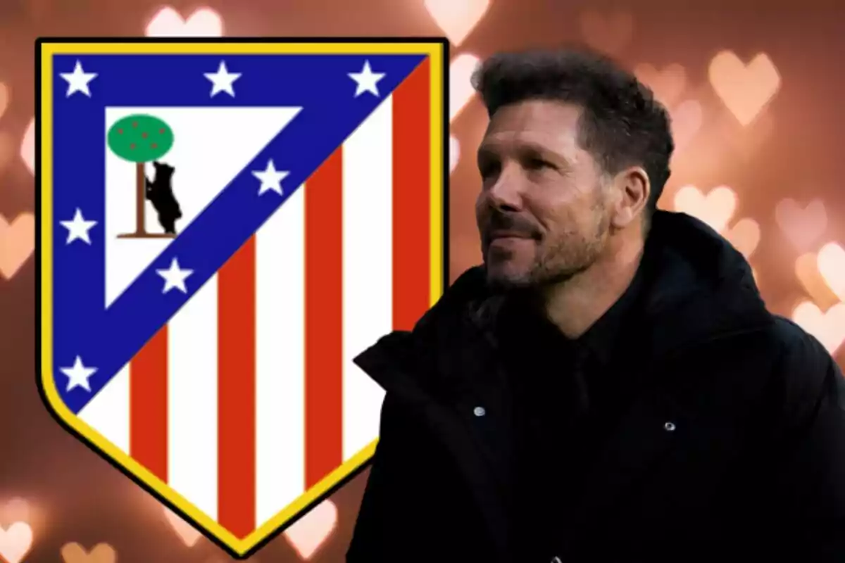 Hombre de perfil con barba y cabello rizado, vestido de negro, junto al escudo del Atlético de Madrid sobre un fondo con luces desenfocadas en forma de corazón.