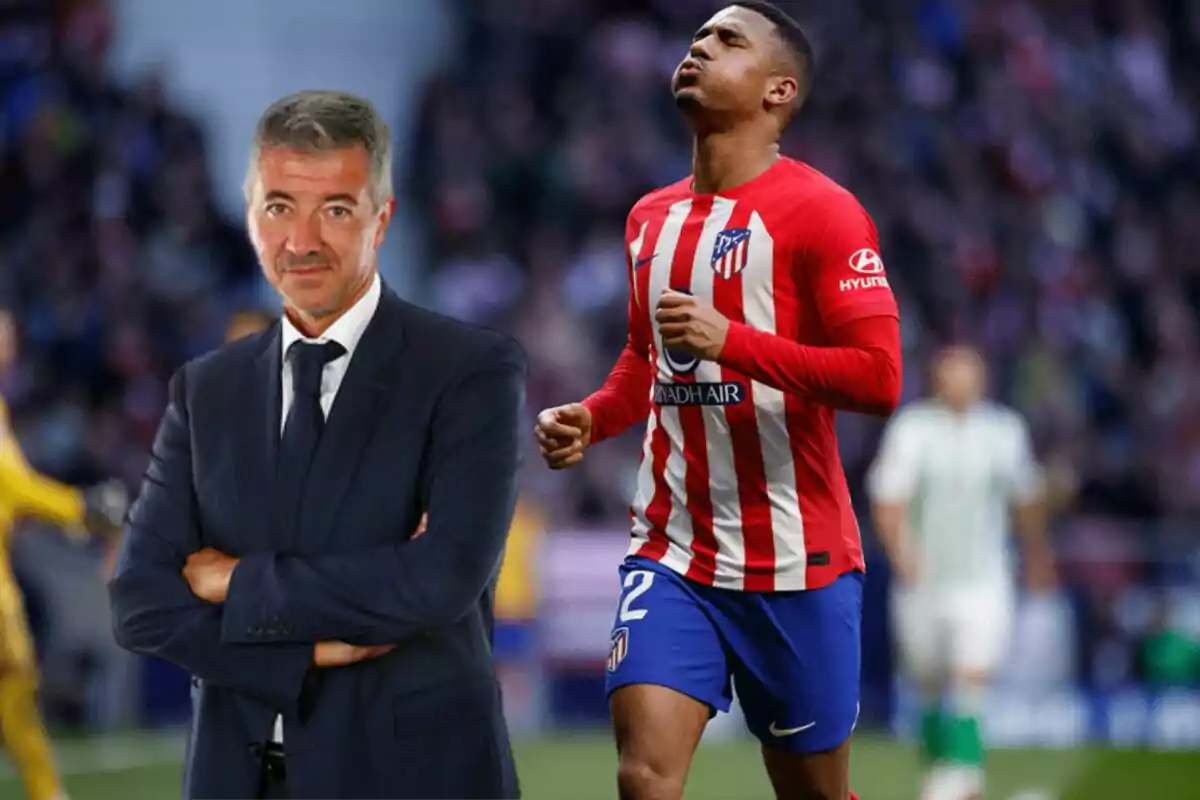 Un hombre de traje con los brazos cruzados y un jugador de fútbol del Atlético de Madrid en el campo.