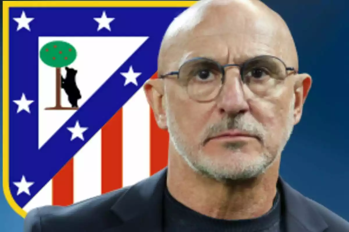 Un hombre con gafas frente al escudo del Atlético de Madrid.
