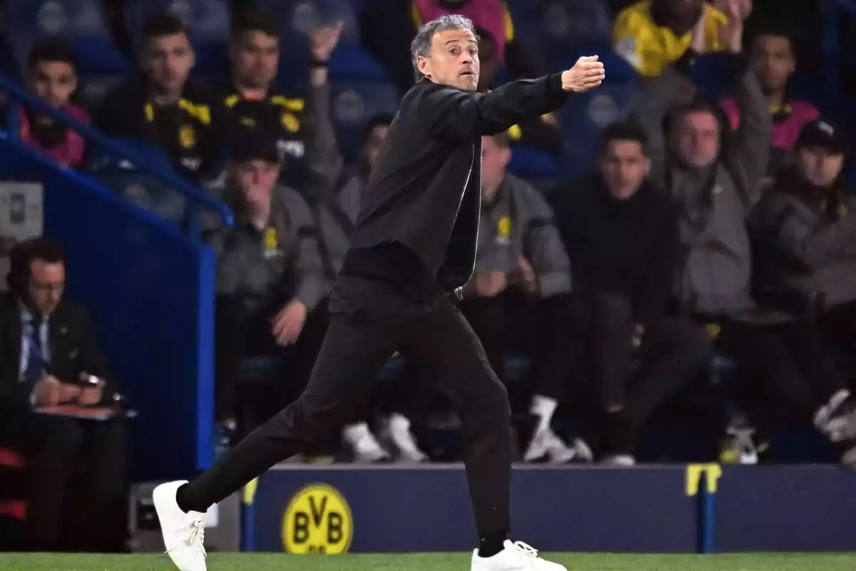 Luis Enrique dirigiendo a sus jugadores durante un partido del PSG