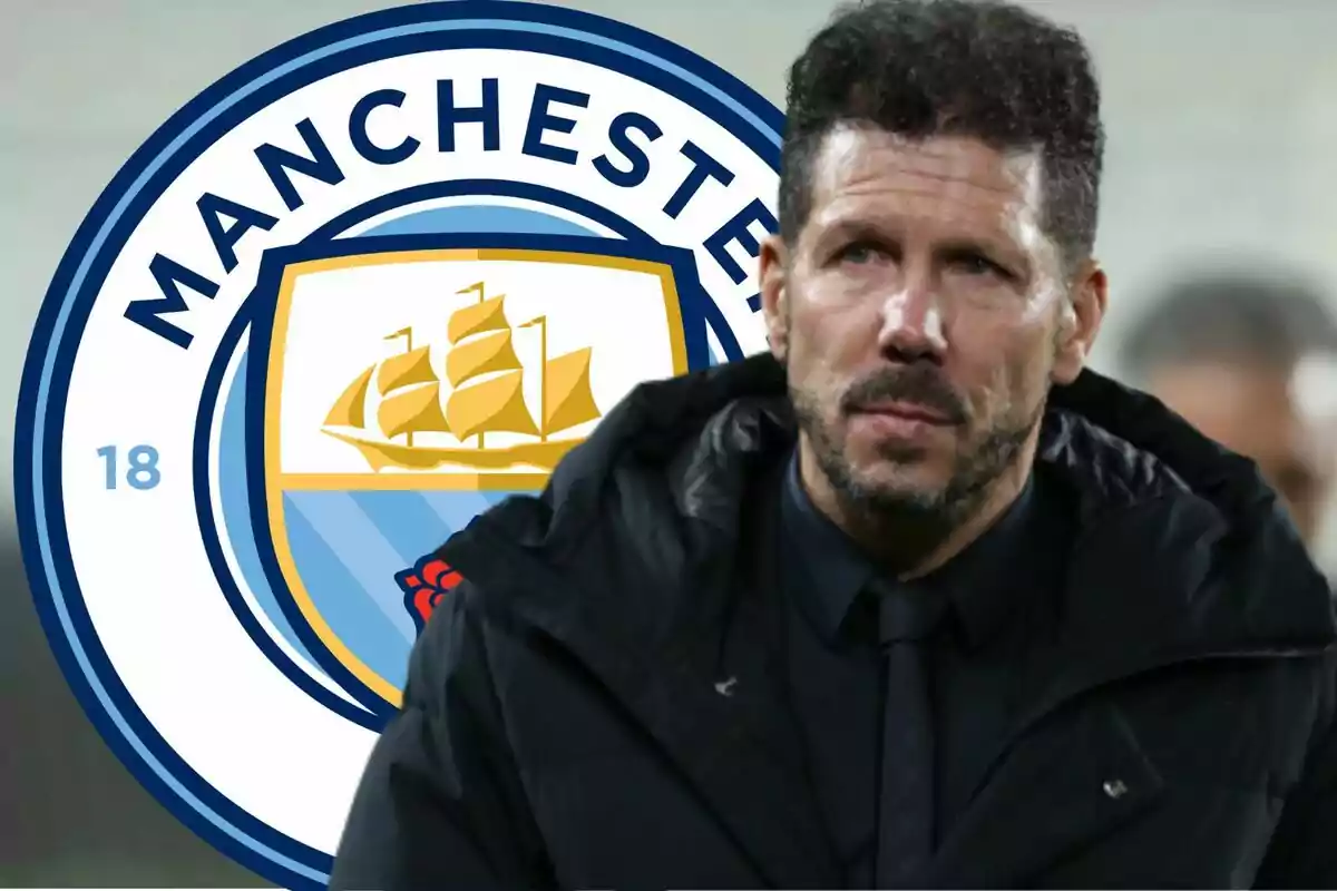 Hombre con chaqueta negra frente al logo del Manchester City.