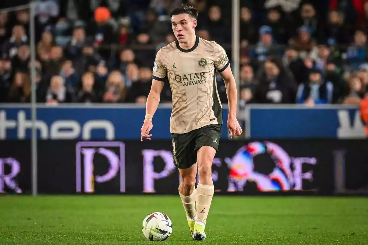 Manuel Ugarte conduciendo un balón con la camiseta del PSG