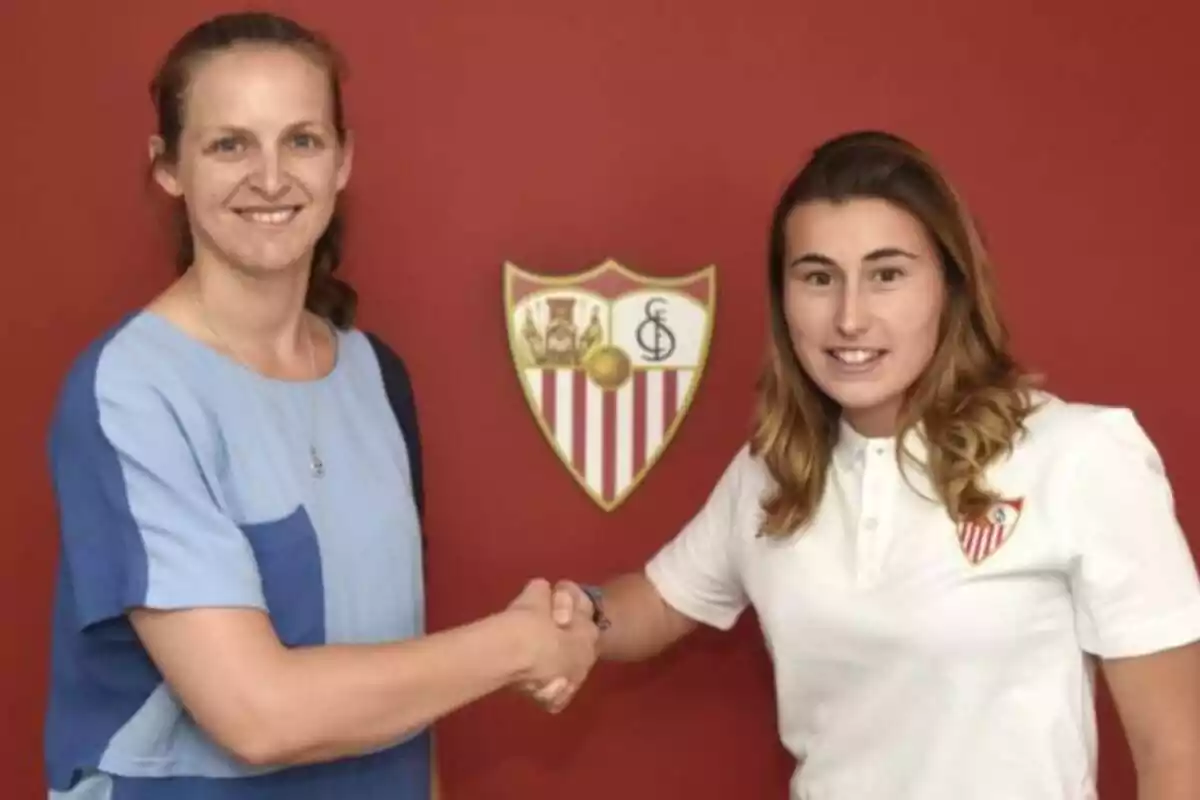 María Bores posando junto al escudo del Sevilla FC