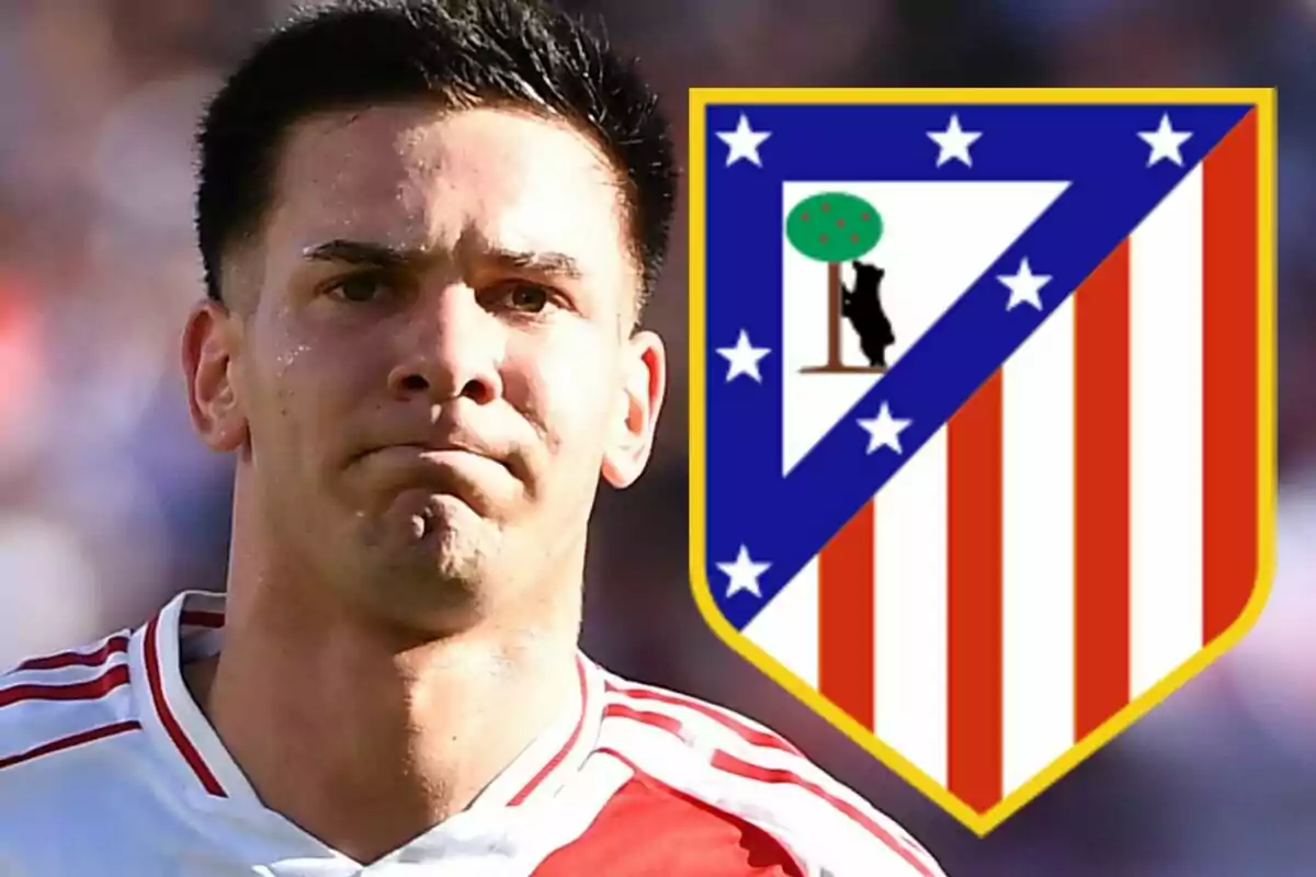 Un jugador de fútbol con una expresión seria junto al escudo del Atlético de Madrid.