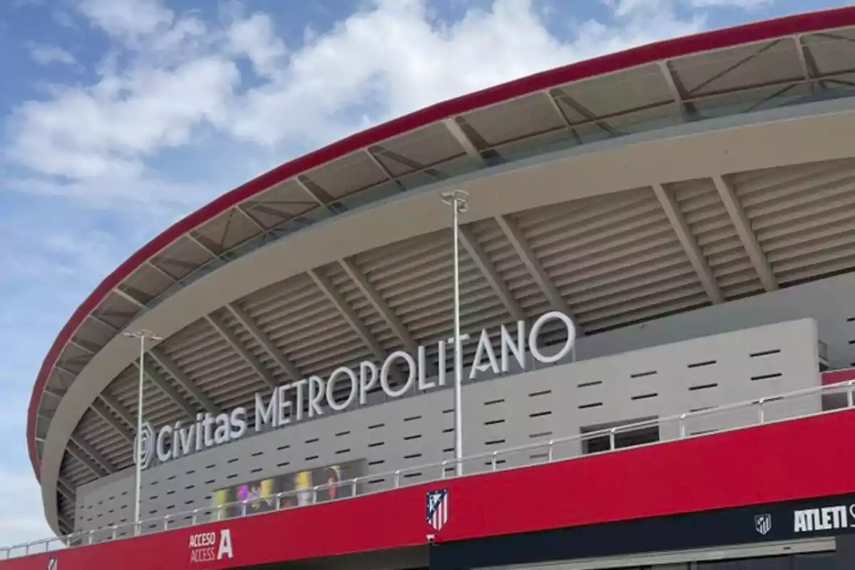 Vista exterior del estadio Cívitas Metropolitano con su distintivo techo rojo y el letrero del nombre del estadio.