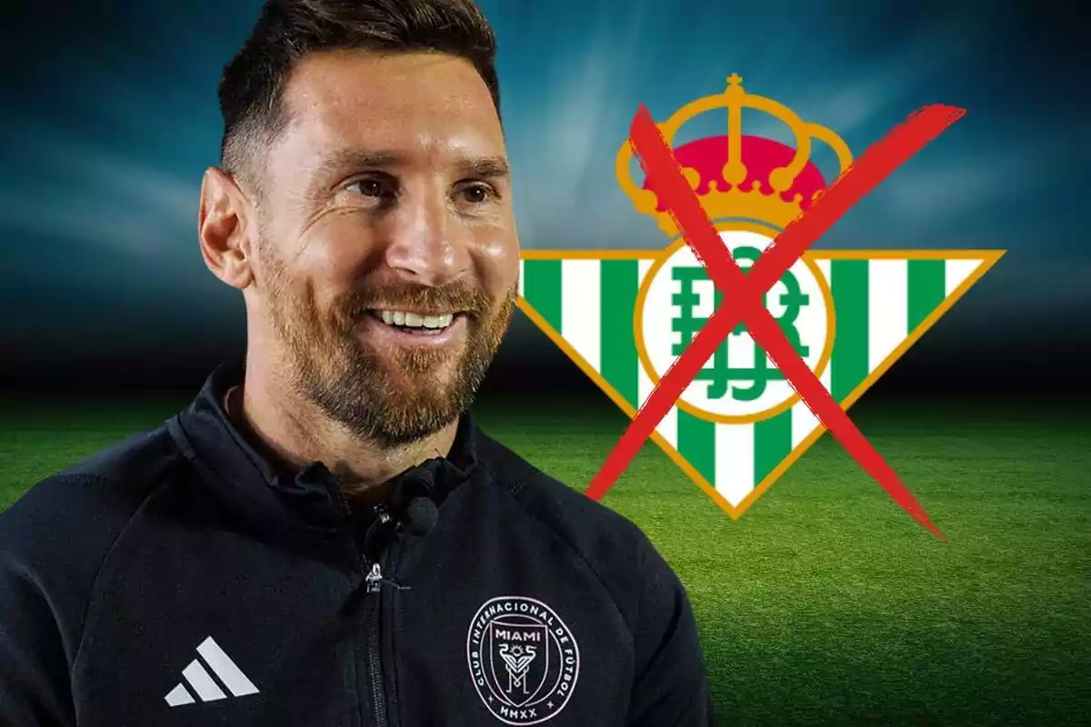 Leo Messi sonriendo con el escudo del Betis tachado