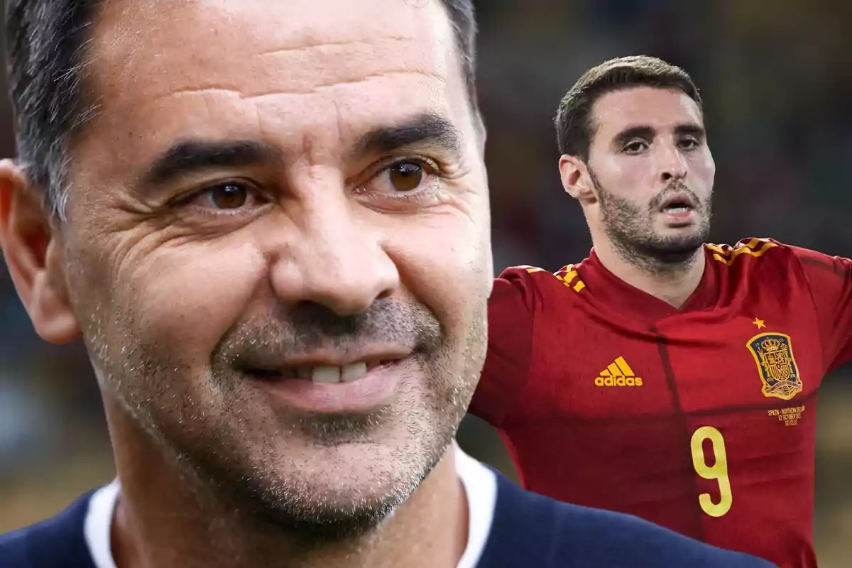 Un hombre sonriente en primer plano y un jugador de fútbol con la camiseta de la selección española en el fondo.