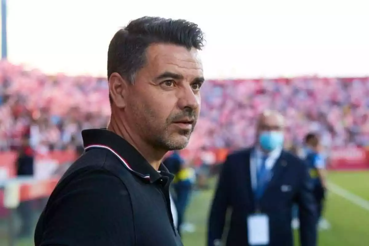 El entrenador del Girona Michel mirando al frente con un polo de color negro