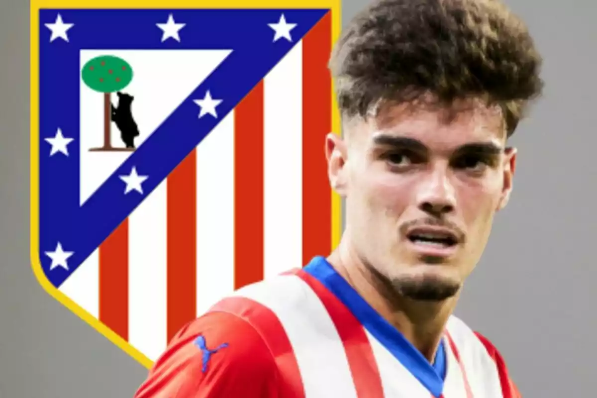 Un jugador de fútbol con la camiseta del Atlético de Madrid aparece frente al escudo del equipo.