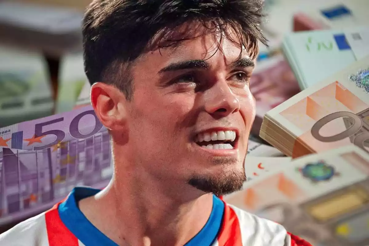 Miguel Gutiérrez con una gran sonrisa sobre un fondo lleno de billetes de euro