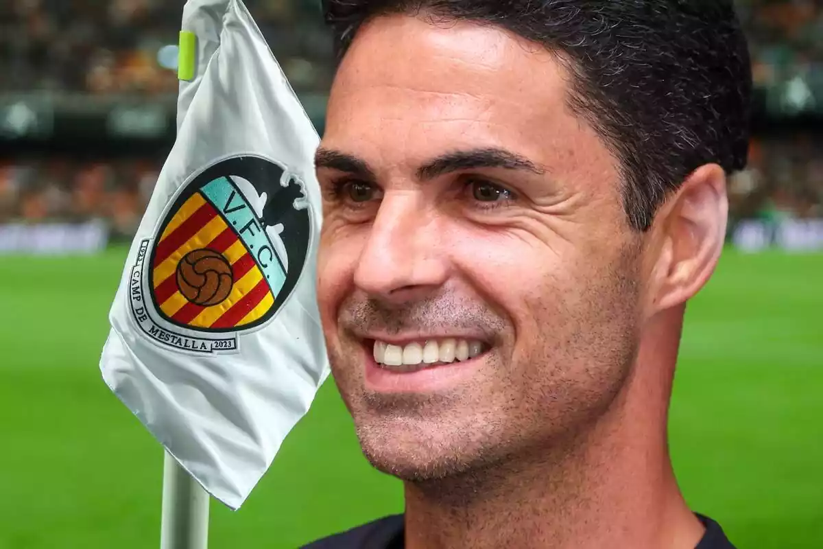 Mikel Arteta sonriendo al lado del banderín de córner del Valencia CF
