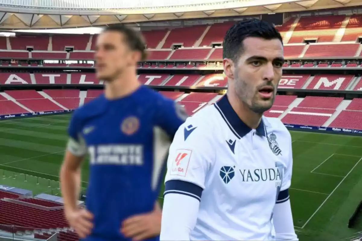 Dos jugadores de fútbol con uniformes de diferentes equipos posan en un estadio vacío.