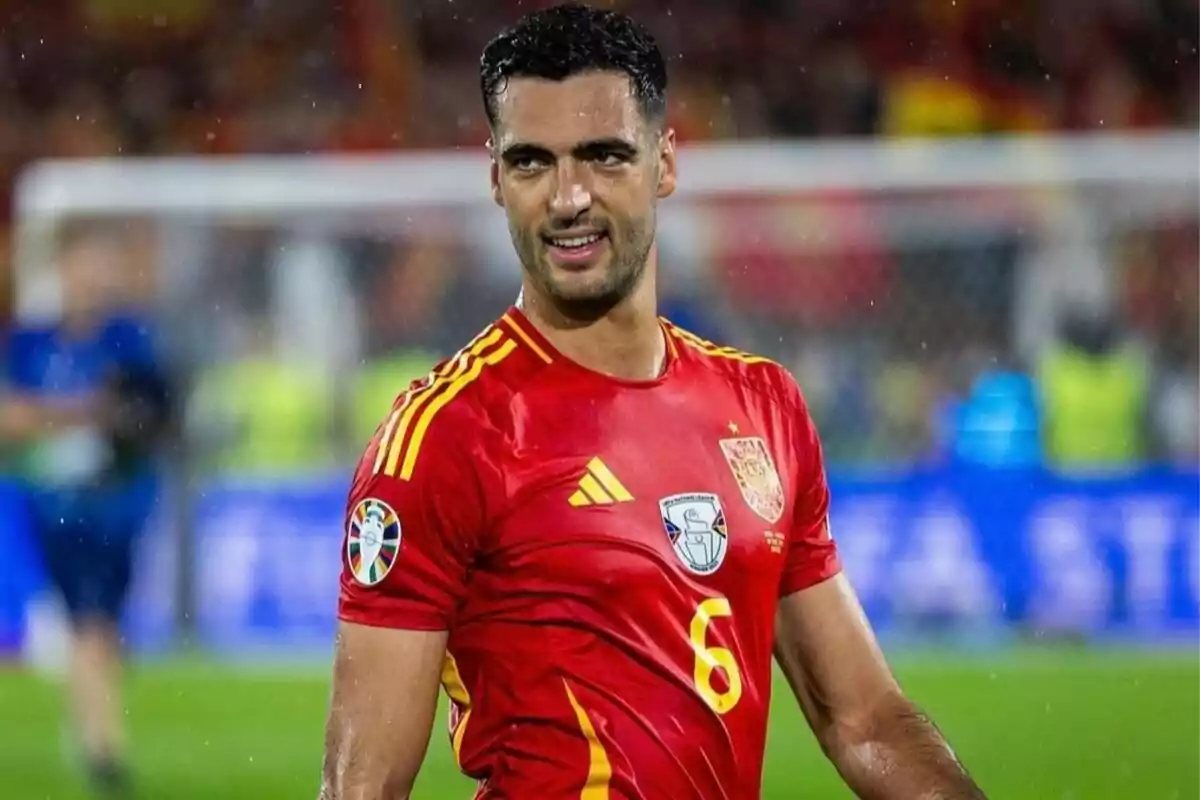 Jugador de fútbol con la camiseta roja de la selección de España, con el número 6, durante un partido.