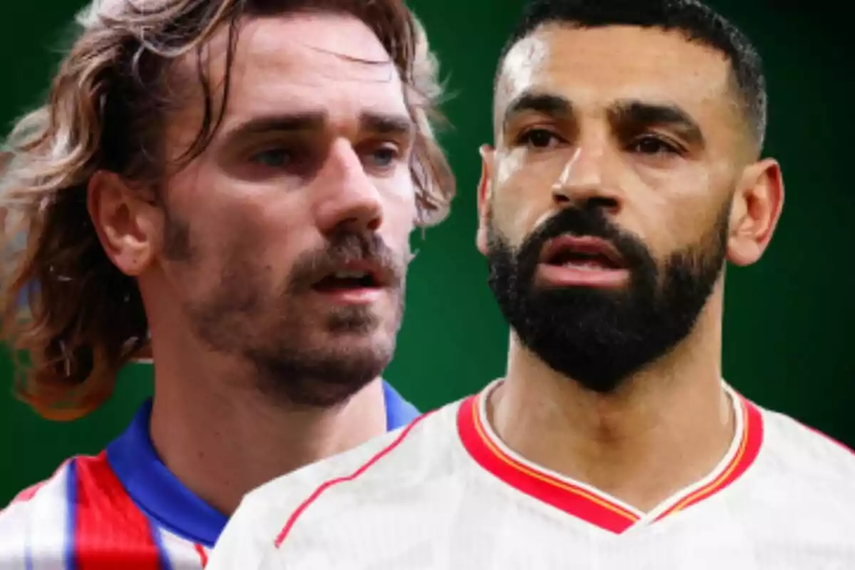 Dos jugadores de fútbol con camisetas de diferentes equipos, uno con cabello largo y el otro con barba, sobre un fondo verde.