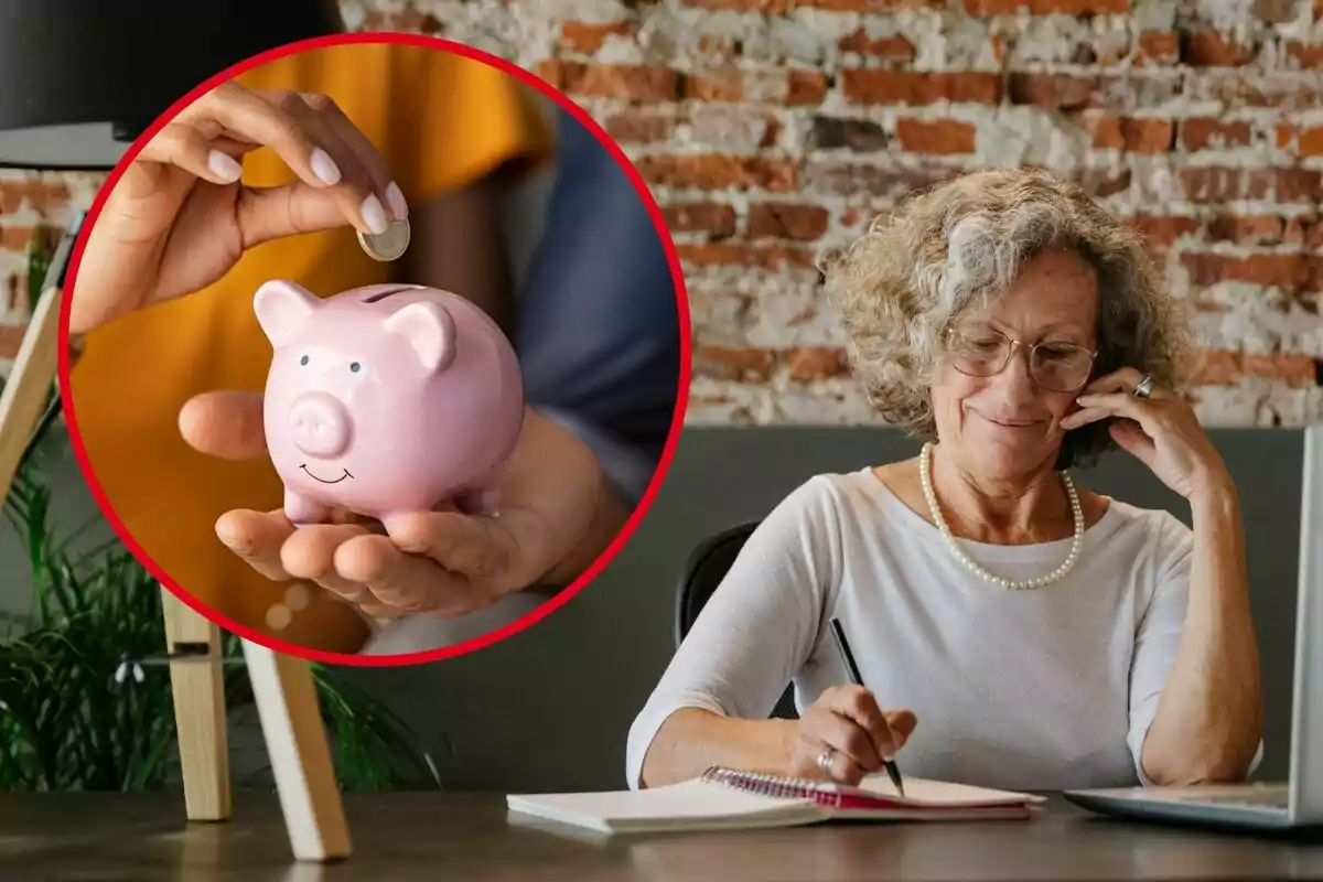 Una mujer mayor escribiendo en un cuaderno mientras habla por teléfono, con una imagen insertada de una mano depositando una moneda en una alcancía de cerdito rosa. Una mujer mayor escribiendo en un cuaderno mientras habla por teléfono, con una imagen insertada de una mano depositando una moneda en una alcancía de cerdito rosa.